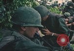 Immagine di Bell UH-1B Iroquois Huey elicottero airlifts feriti Saigon Vietnam Cu Chi, 1966, secondo 56 filmato di repertorio 65675060267