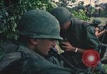 Immagine di Bell UH-1B Iroquois Huey elicottero airlifts feriti Saigon Vietnam Cu Chi, 1966, secondo 57 filmato di repertorio 65675060267