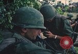 Immagine di Bell UH-1B Iroquois Huey elicottero airlifts feriti Saigon Vietnam Cu Chi, 1966, secondo 58 filmato di repertorio 65675060267