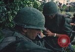 Immagine di Bell UH-1B Iroquois Huey elicottero airlifts feriti Saigon Vietnam Cu Chi, 1966, secondo 60 filmato di repertorio 65675060267