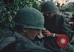 Immagine di Bell UH-1B Iroquois Huey elicottero airlifts feriti Saigon Vietnam Cu Chi, 1966, secondo 61 filmato di repertorio 65675060267