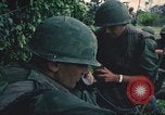 Immagine di Bell UH-1B Iroquois Huey elicottero airlifts feriti Saigon Vietnam Cu Chi, 1966, secondo 62 filmato di repertorio 65675060267