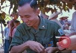 Immagine di I medici vietnamiti Tan Tru Vietnam, 1967, secondo 60 filmato di repertorio 65675060269