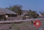 Immagine di Gli abitanti di un villaggio vietnamita Tan Tru Vietnam, 1967, secondo 4 filmato di repertorio 65675060270
