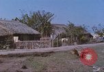 Immagine di Gli abitanti di un villaggio vietnamita Tan Tru Vietnam, 1967, secondo 5 filmato di repertorio 65675060270