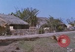 Immagine di Gli abitanti di un villaggio vietnamita Tan Tru Vietnam, 1967, secondo 6 filmato di repertorio 65675060270