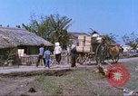 Immagine di Gli abitanti di un villaggio vietnamita Tan Tru Vietnam, 1967, secondo 15 filmato di repertorio 65675060270