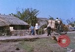 Immagine di Gli abitanti di un villaggio vietnamita Tan Tru Vietnam, 1967, secondo 16 filmato di repertorio 65675060270