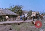 Immagine di Gli abitanti di un villaggio vietnamita Tan Tru Vietnam, 1967, secondo 17 filmato di repertorio 65675060270