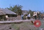 Immagine di Gli abitanti di un villaggio vietnamita Tan Tru Vietnam, 1967, secondo 18 filmato di repertorio 65675060270