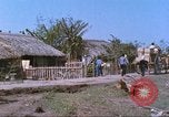 Immagine di Gli abitanti di un villaggio vietnamita Tan Tru Vietnam, 1967, secondo 19 filmato di repertorio 65675060270