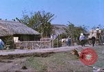 Immagine di Gli abitanti di un villaggio vietnamita Tan Tru Vietnam, 1967, secondo 20 filmato di repertorio 65675060270