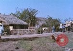 Immagine di Gli abitanti di un villaggio vietnamita Tan Tru Vietnam, 1967, secondo 21 filmato di repertorio 65675060270
