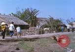 Immagine di Gli abitanti di un villaggio vietnamita Tan Tru Vietnam, 1967, secondo 23 filmato di repertorio 65675060270