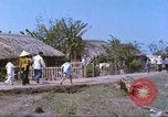 Immagine di Gli abitanti di un villaggio vietnamita Tan Tru Vietnam, 1967, secondo 24 filmato di repertorio 65675060270