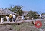 Immagine di Gli abitanti di un villaggio vietnamita Tan Tru Vietnam, 1967, secondo 25 filmato di repertorio 65675060270