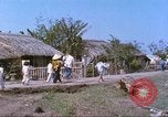 Immagine di Gli abitanti di un villaggio vietnamita Tan Tru Vietnam, 1967, secondo 26 filmato di repertorio 65675060270