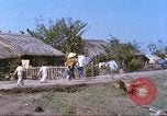 Immagine di Gli abitanti di un villaggio vietnamita Tan Tru Vietnam, 1967, secondo 27 filmato di repertorio 65675060270