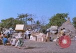 Immagine di Gli abitanti di un villaggio vietnamita Tan Tru Vietnam, 1967, secondo 28 filmato di repertorio 65675060270