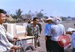 Immagine di Gli abitanti di un villaggio vietnamita Tan Tru Vietnam, 1967, secondo 41 filmato di repertorio 65675060270