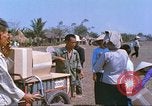 Immagine di Gli abitanti di un villaggio vietnamita Tan Tru Vietnam, 1967, secondo 43 filmato di repertorio 65675060270