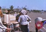 Immagine di Gli abitanti di un villaggio vietnamita Tan Tru Vietnam, 1967, secondo 46 filmato di repertorio 65675060270