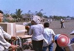 Immagine di Gli abitanti di un villaggio vietnamita Tan Tru Vietnam, 1967, secondo 51 filmato di repertorio 65675060270