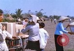 Immagine di Gli abitanti di un villaggio vietnamita Tan Tru Vietnam, 1967, secondo 59 filmato di repertorio 65675060270