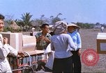 Immagine di Gli abitanti di un villaggio vietnamita Tan Tru Vietnam, 1967, secondo 61 filmato di repertorio 65675060270