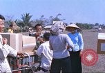 Immagine di Gli abitanti di un villaggio vietnamita Tan Tru Vietnam, 1967, secondo 62 filmato di repertorio 65675060270