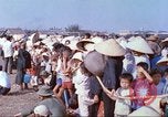 Immagine di Gli abitanti di un villaggio vietnamita Tan Tru Vietnam, 1967, secondo 10 filmato di repertorio 65675060271