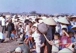Immagine di Gli abitanti di un villaggio vietnamita Tan Tru Vietnam, 1967, secondo 11 filmato di repertorio 65675060271