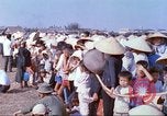 Immagine di Gli abitanti di un villaggio vietnamita Tan Tru Vietnam, 1967, secondo 12 filmato di repertorio 65675060271