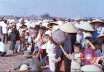 Immagine di Gli abitanti di un villaggio vietnamita Tan Tru Vietnam, 1967, secondo 13 filmato di repertorio 65675060271