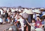Immagine di Gli abitanti di un villaggio vietnamita Tan Tru Vietnam, 1967, secondo 14 filmato di repertorio 65675060271