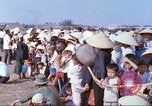 Immagine di Gli abitanti di un villaggio vietnamita Tan Tru Vietnam, 1967, secondo 15 filmato di repertorio 65675060271