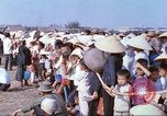 Immagine di Gli abitanti di un villaggio vietnamita Tan Tru Vietnam, 1967, secondo 17 filmato di repertorio 65675060271