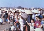 Immagine di Gli abitanti di un villaggio vietnamita Tan Tru Vietnam, 1967, secondo 19 filmato di repertorio 65675060271