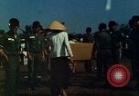Standbild USA Band Tan Tru Vietnam, 1967, aus Sekunde 3 historischem Filmmaterial Videoclip 65675060277