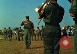 Standbild USA Band Tan Tru Vietnam, 1967, aus Sekunde 54 historischem Filmmaterial Videoclip 65675060277