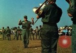 Standbild USA Band Tan Tru Vietnam, 1967, aus Sekunde 55 historischem Filmmaterial Videoclip 65675060277