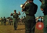 Standbild USA Band Tan Tru Vietnam, 1967, aus Sekunde 59 historischem Filmmaterial Videoclip 65675060277