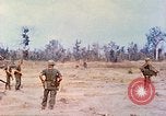 Standbild 1 Infanterie Division Vietnam, 1968, aus Sekunde 46 historischem Filmmaterial Videoclip 65675060282
