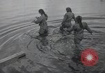 Standbild deutsche und italienische sneak craft Boote und Schwimmer Europa, 1945, aus Sekunde 48 historischem Filmmaterial Videoclip 65675060338