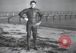 Standbild Schwimmer United States USA, 1945, aus Sekunde 5 historischem Filmmaterial Videoclip 65675060339
