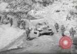 Standbild 351 Infanterie Regiment 88 US Infantry Division in Zweiten Weltkrieg Calvenzano Italien, 1945, aus Sekunde 6 historischem Filmmaterial Videoclip 65675060355
