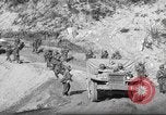 Standbild 351 Infanterie Regiment 88 US Infantry Division in Zweiten Weltkrieg Calvenzano Italien, 1945, aus Sekunde 9 historischem Filmmaterial Videoclip 65675060355