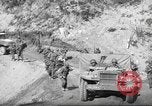 Standbild 351 Infanterie Regiment 88 US Infantry Division in Zweiten Weltkrieg Calvenzano Italien, 1945, aus Sekunde 10 historischem Filmmaterial Videoclip 65675060355