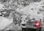 Standbild 351 Infanterie Regiment 88 US Infantry Division in Zweiten Weltkrieg Calvenzano Italien, 1945, aus Sekunde 11 historischem Filmmaterial Videoclip 65675060355