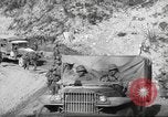 Standbild 351 Infanterie Regiment 88 US Infantry Division in Zweiten Weltkrieg Calvenzano Italien, 1945, aus Sekunde 12 historischem Filmmaterial Videoclip 65675060355